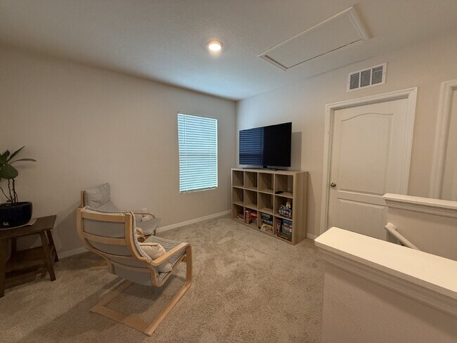 Building Photo - Large 4 Bedroom/2.5 Bathroom Home in Thompson Grove