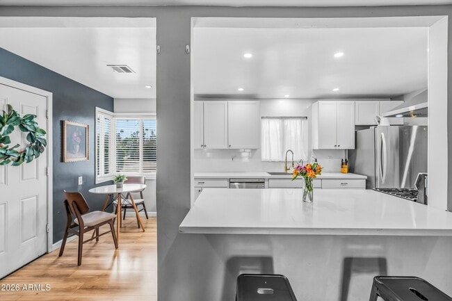 Building Photo - 1831 W Northview Ave