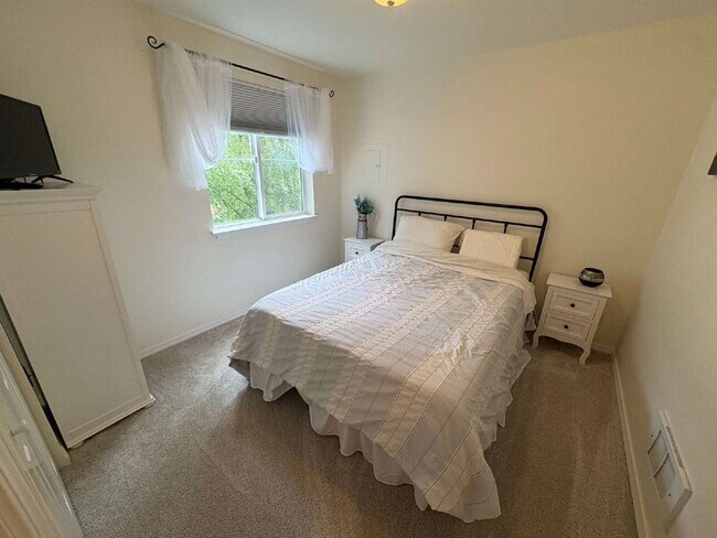 Building Photo - Bright, Modern 1BR Near Hospitals, SU & Transit in secure building with garage parking and a Walk...