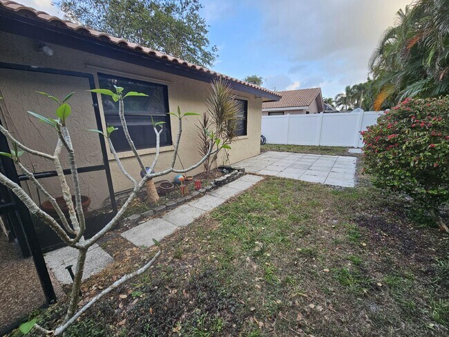 Building Photo - 251 SW 15th Dr