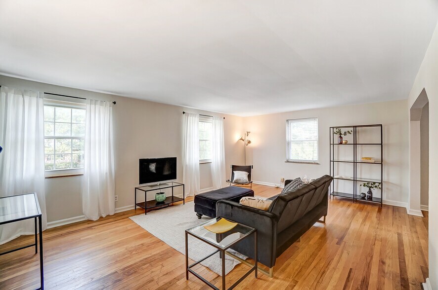 Fully furnished spacious 1,000SF unit with large living room - 531 Norway Ave