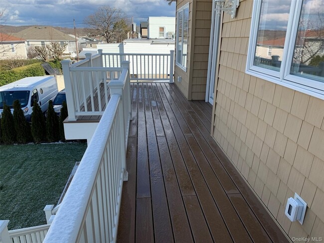 Building Photo - 97 Gainsborg Ave E