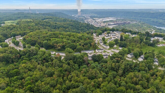 Building Photo - 3 Bedroom Townhouse in Midland, PA!! Apply...