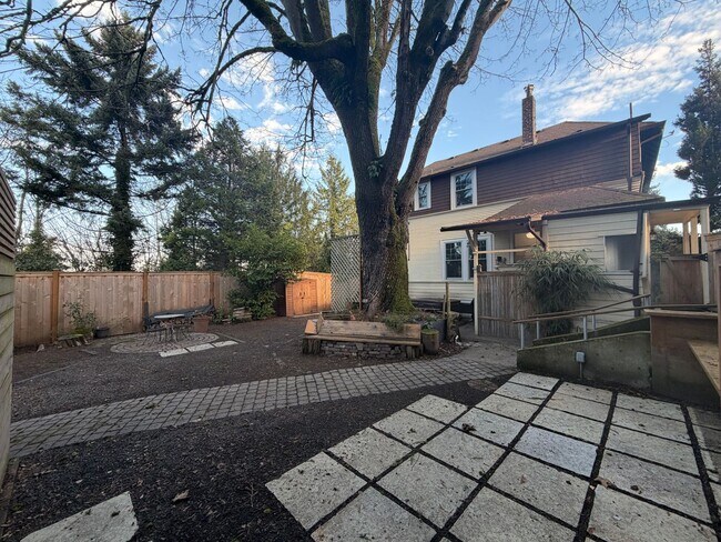 Building Photo - Elegant 4BR 2.5Bath Home with Fenced Yard & Garage Across from Seattle Prep**2 weeks free **2 wee...