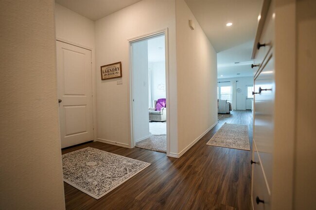 Building Photo - 208 Prairie Dog Town Dr