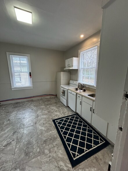 Building Photo - 927 S Jackson St