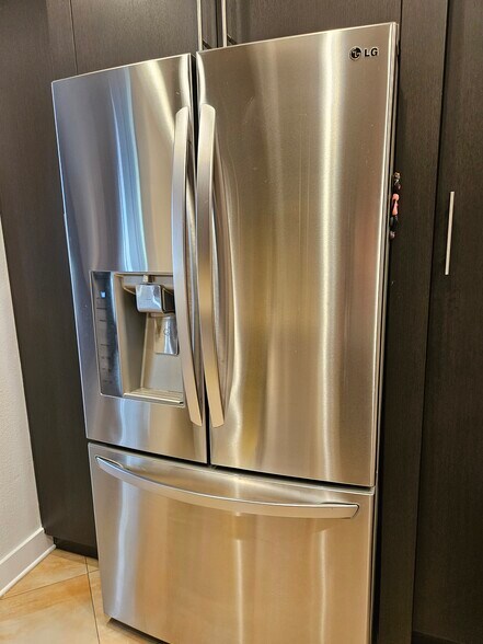 Building Photo - 7218 Hillside Ave