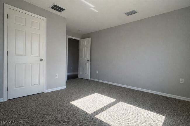 Building Photo - 1222 NE 40th Terrace