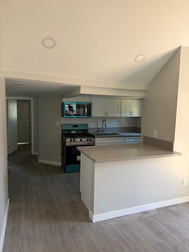Building Photo - 2420 Ridgeway Dr