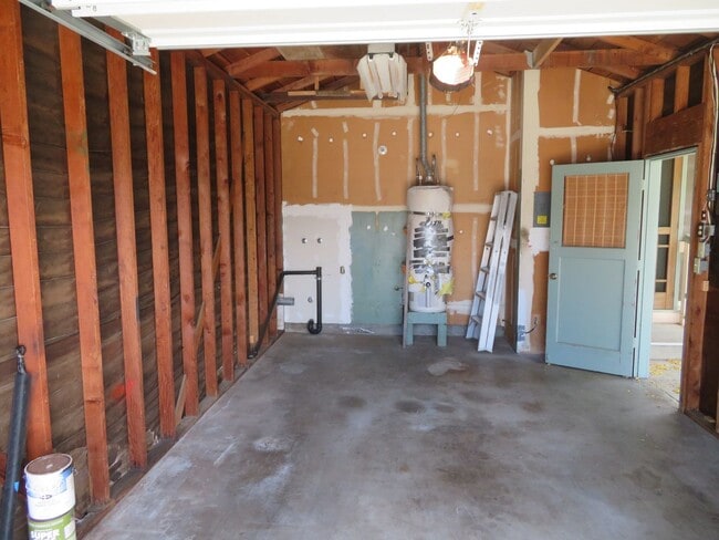 Building Photo - 2 bed 1 bath house in the Capitola jewel box