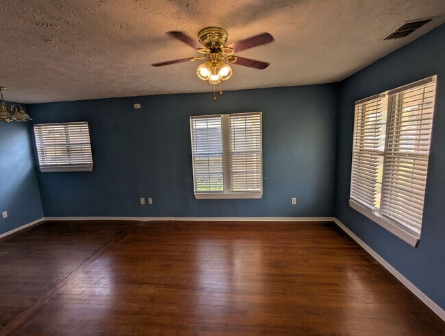 Building Photo - Central Lubbock Home