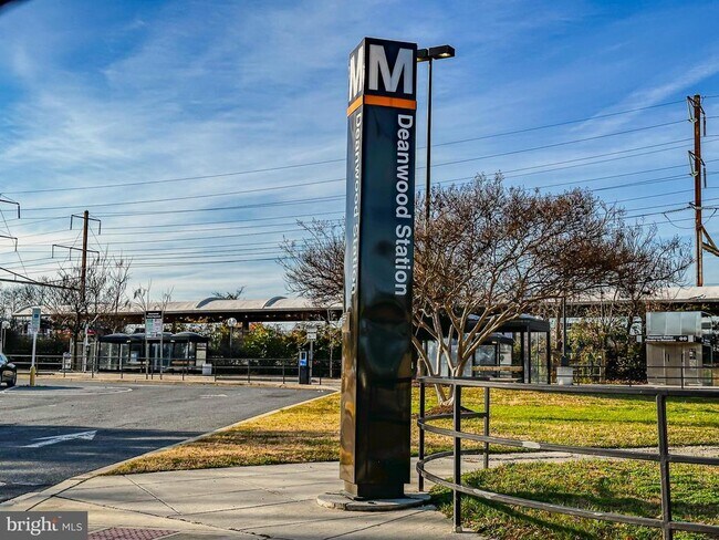 Building Photo - 4810 Quarles St NE