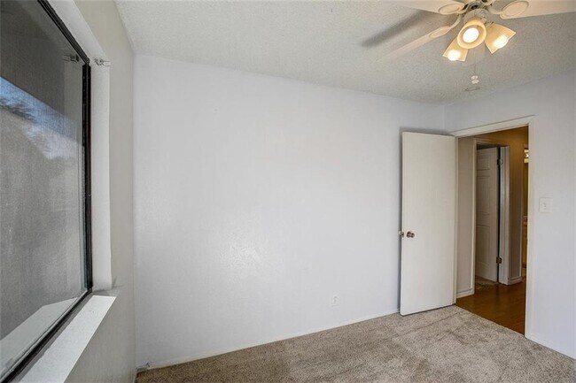 Building Photo - 605 Russet Valley Dr