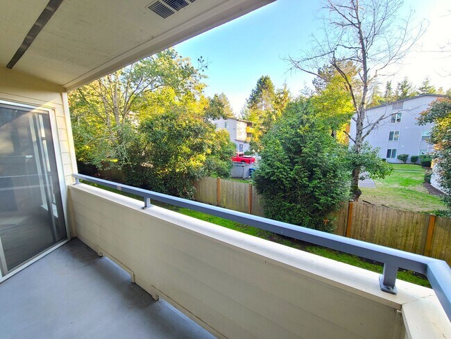 Building Photo - 2Bd/2Ba Spacious Bellevue Condo - W/S/G & ...