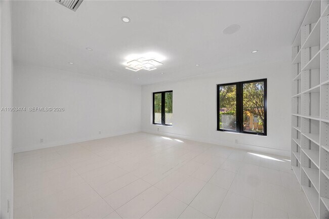 Building Photo - 1117 Alberca St