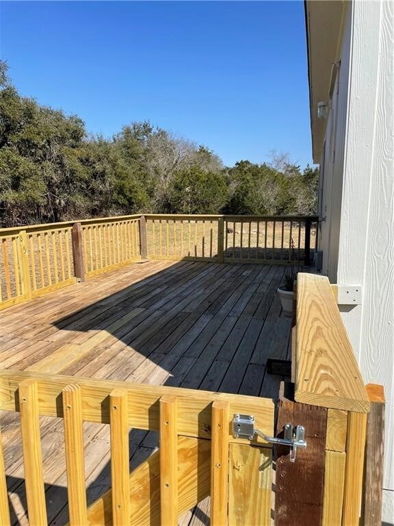 Building Photo - 204 Lakeshore Dr