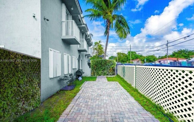 Building Photo - 1102 NW 26th St