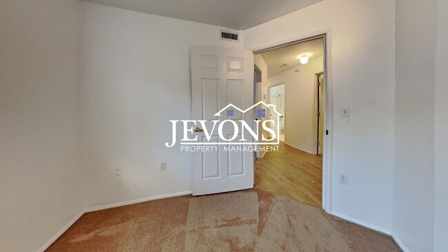 Building Photo - Condo with Swimming Pool and Private Enclosed 1-Car Garage in Klahanie Neighborhood