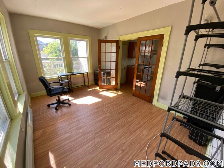 Building Photo - 569 Main St