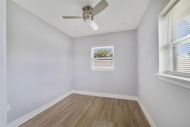 Building Photo - 4521 Edgewater Dr