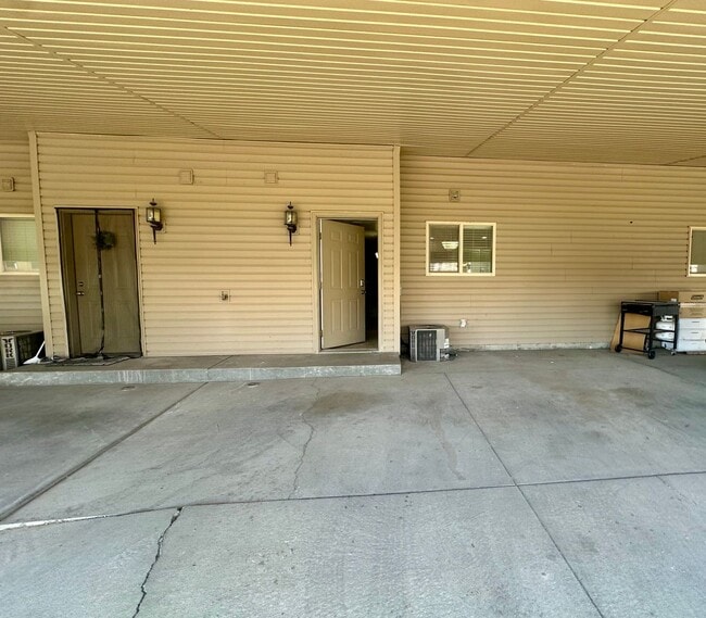 Building Photo - 2-Bedroom Townhome with Central AC and Covered Parking