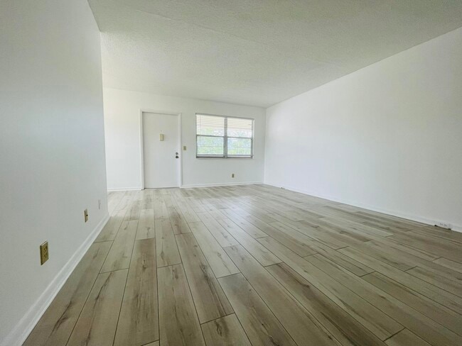 Building Photo - 333 Farnham P