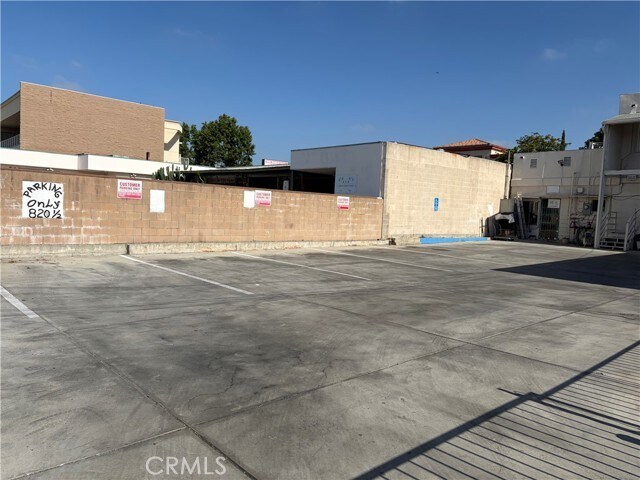 Building Photo - 818 E Valley Blvd