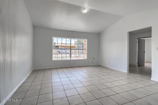 Building Photo - 385 Mireles Ct
