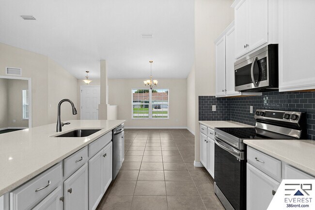 Building Photo - 10 Lysander Ln