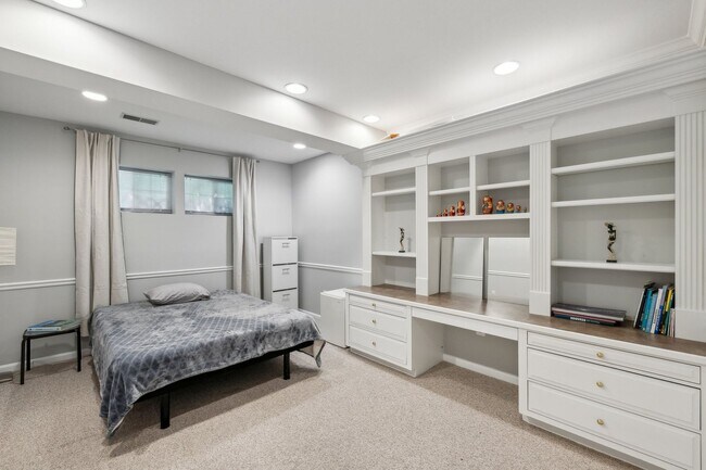 Building Photo - Stunning single-family home filled with th...