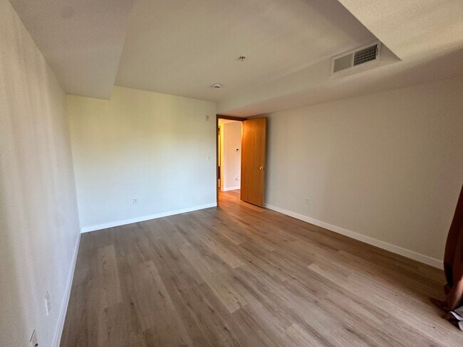 Building Photo - Stylish 3rd Level, Private 2 bedroom Apartment With LVP Flooring, Decks, Gas Fireplace & In-Unit ...