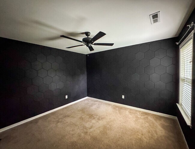 Building Photo - Gorgeous 3 Bed 2.5 Bath Plus Loft Home on ...