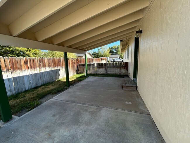 Building Photo - 4 Bedroom / 2 Bathroom Home in SW Redmond