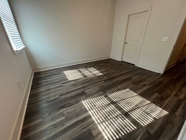 Building Photo - 547 N Ross St