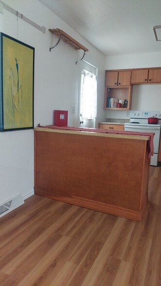 Kitchen island - 12103 Viewpoint Dr