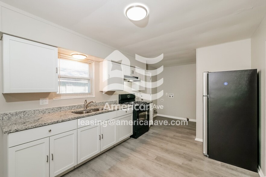 Building Photo - 3135 Forest Manor Ave