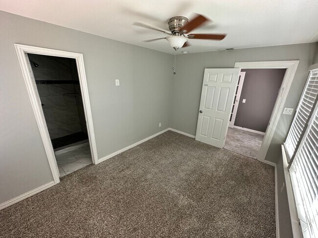 Building Photo - Make this Fairmount Showstopper Home!