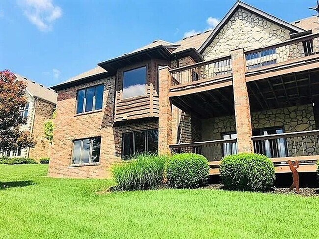 Building Photo - Gorgeous Home Located on Rivercut Golf Cou...