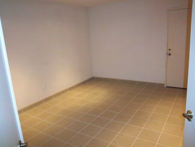 Building Photo - This amazing 2/3 with Den condo won't last!