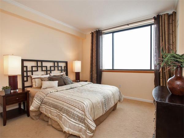 Large bedroom with walk-in closet - 169 Monsignor Obrien Hwy