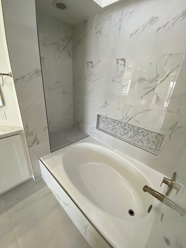 Master bath w tub, skylight, inset for candlese - 811 Spindrift Dr