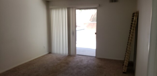 Building Photo - Spacious and Bright First Floor Condo at L...