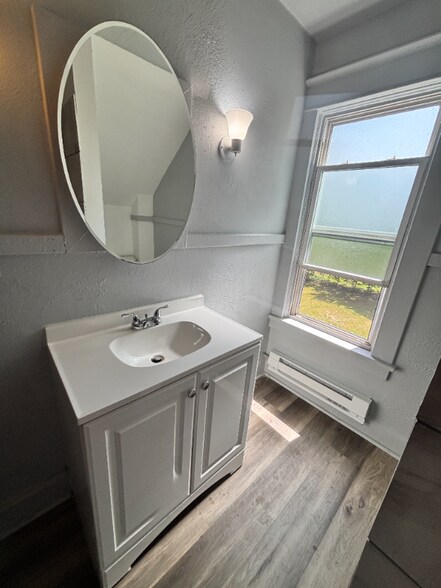 Building Photo - 633 W North St