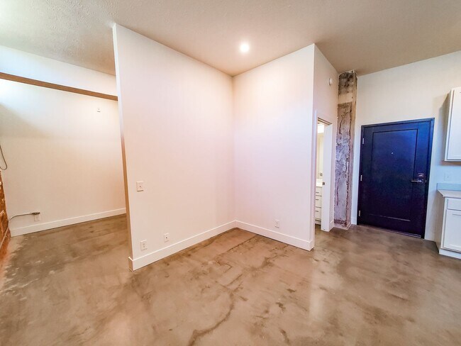 Building Photo - Exposed Brick 1-Bedroom Apartment at a Great Price!