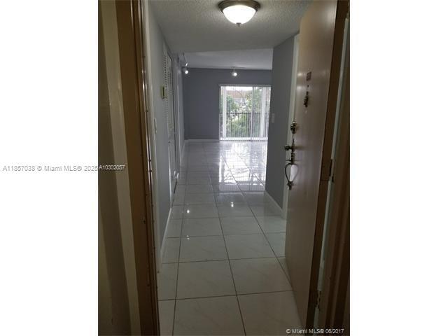 Building Photo - 4160 Inverrary Dr