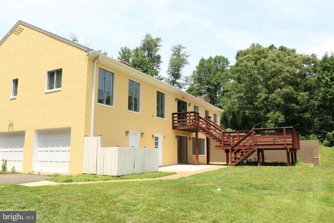 Building Photo - 901 Walker Rd