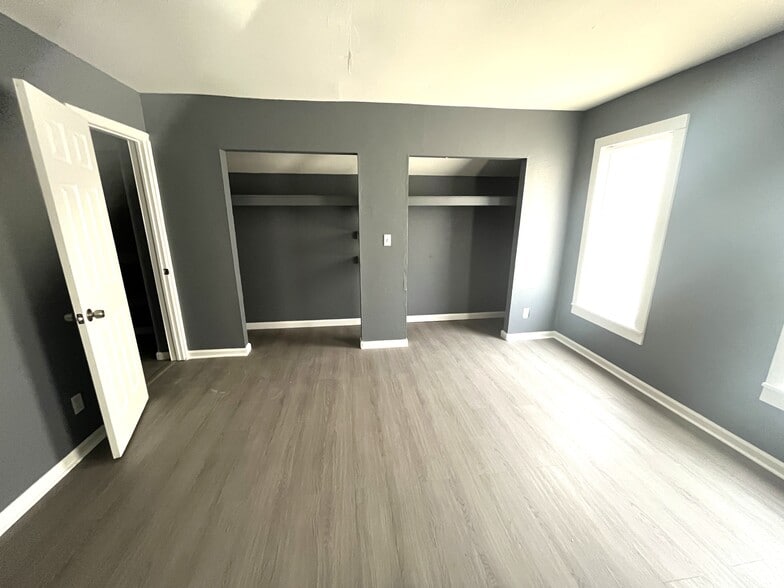 Building Photo - 909 W 17th St