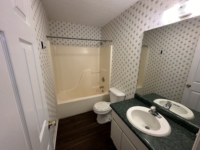 Building Photo - Apartment For Rent