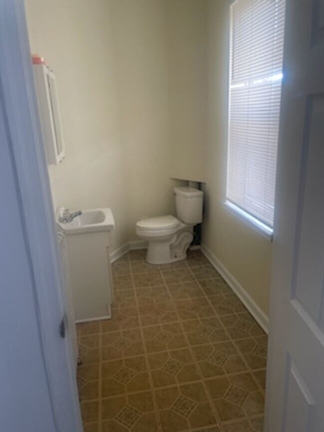 Building Photo - Come see this beauty today
