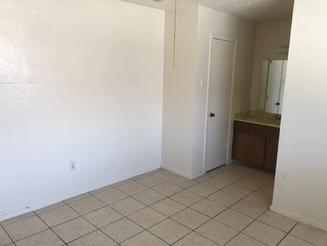 Building Photo - Cozy Half Duplex in Irving!!